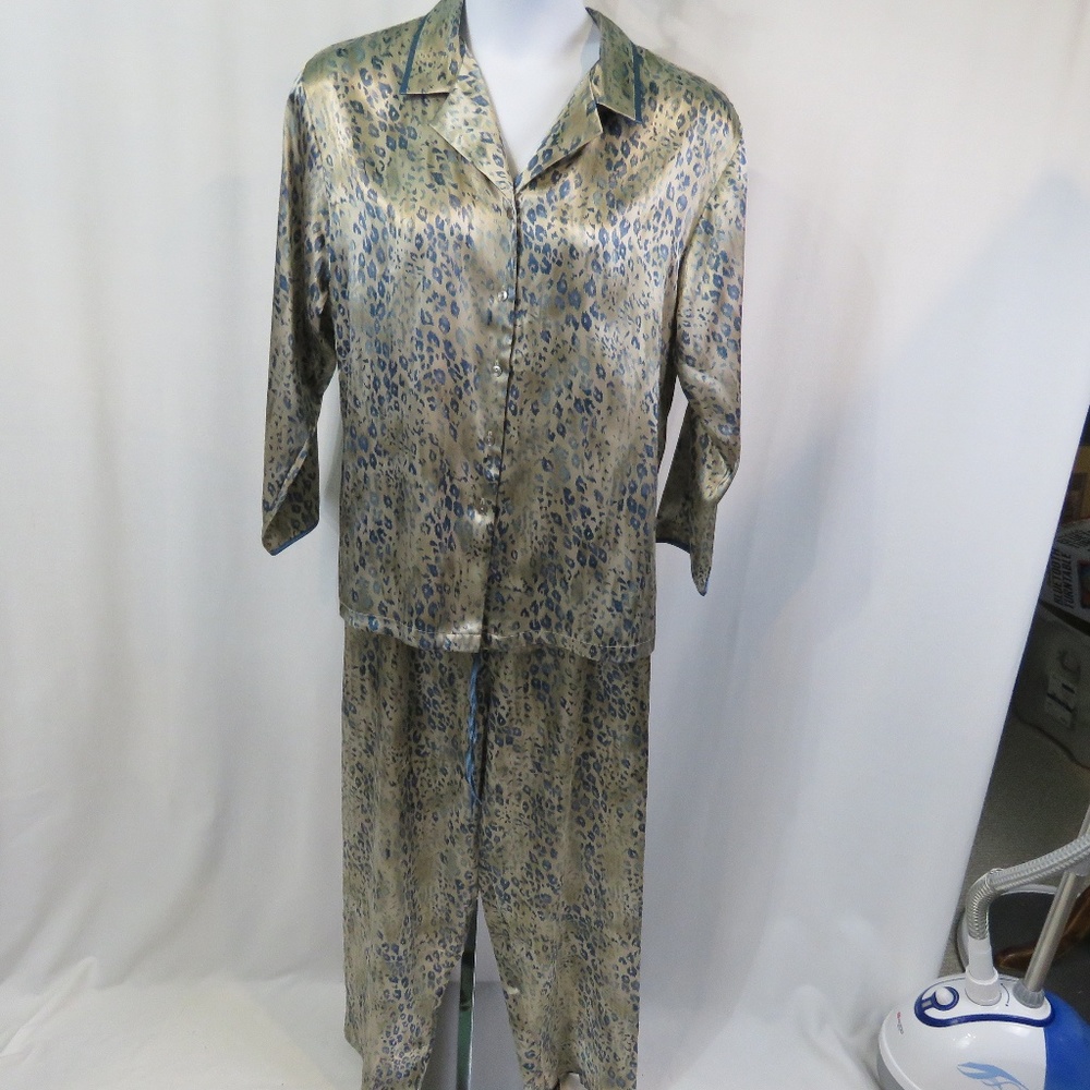 HALSTON PAJAMA SET Top & Bottoms